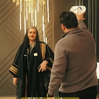 لوستر ناظری میزبان سرکار خانم نعیمه نظام دوست در شوروم vip مجموعه ما انتخاب حرفه ای ها هستیم