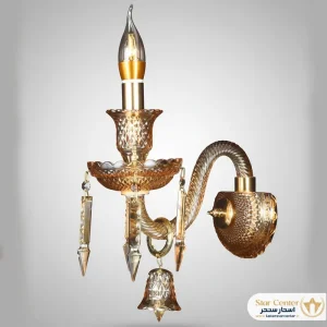 نمای نزدیک کریستال‌های درخشان دیوارکوب باکارات تک شاخه