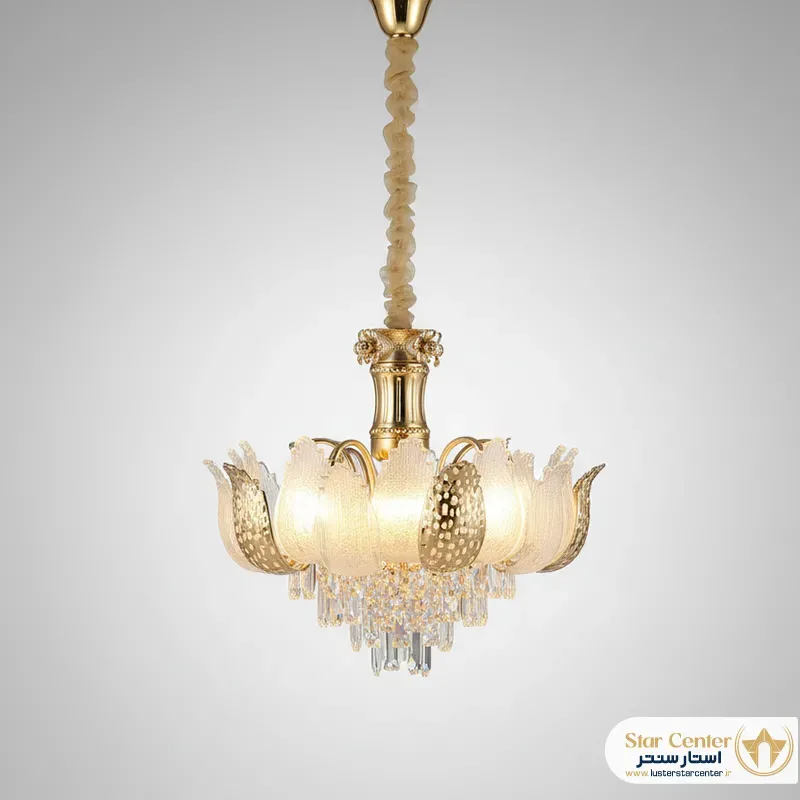 نمای نزدیک از ترکیب فلز و کریستال در لوستر مدرن پرل