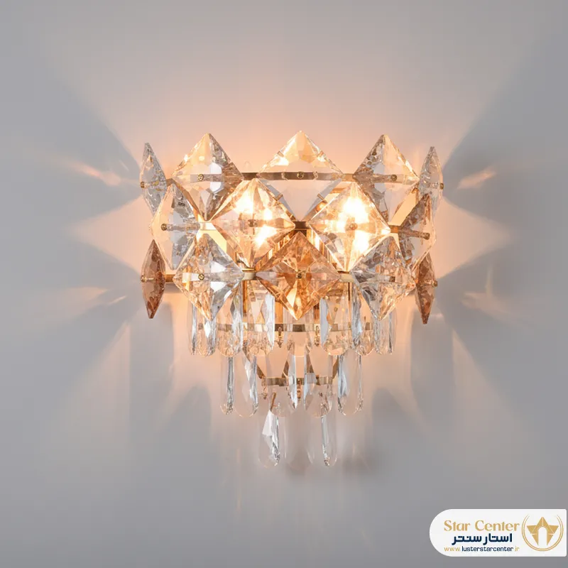 چراغ دیوارکوب کریستالی سانتی طلایی نصب شده در راهرو کلاسیک