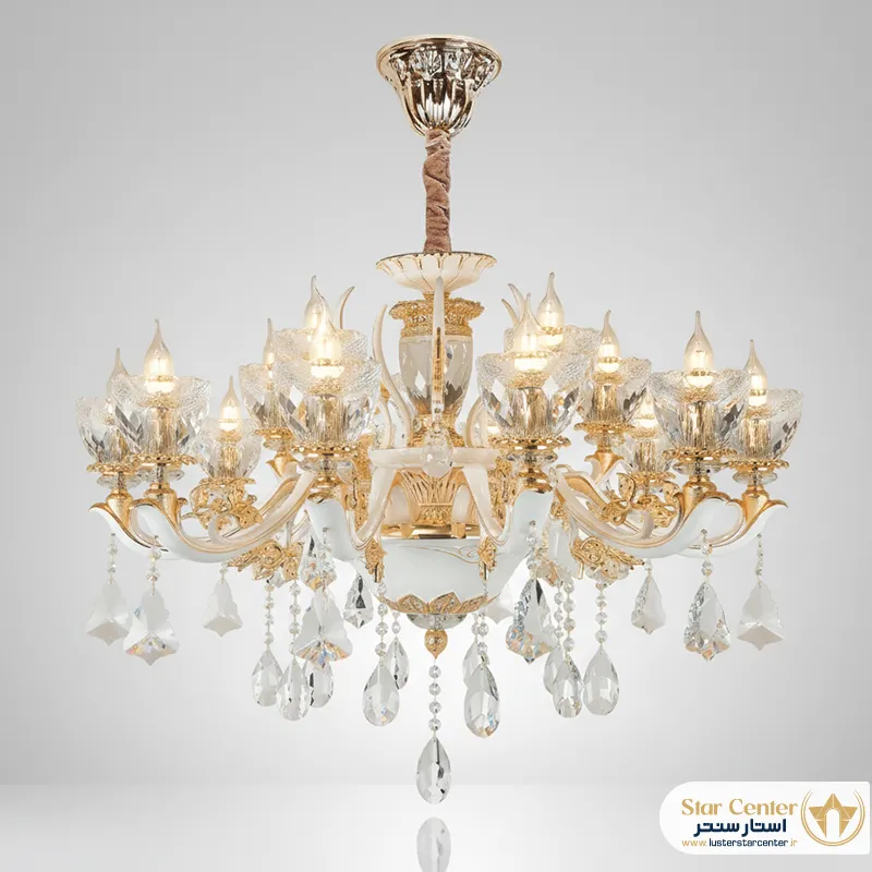 نمای نزدیک از کریستال و بدنه سفید رنگ لوستر کلاسیک سولویا