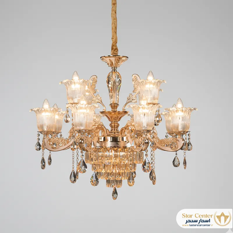 نمای کامل لوستر نئوکلاسیک زرین با بدنه فلزی زاماک و کریستالهای درخشان.