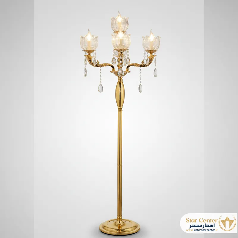 آباژور ایستاده نئوکلاسیک زرین مشکی طلایی در کنار مبلمان کلاسیک