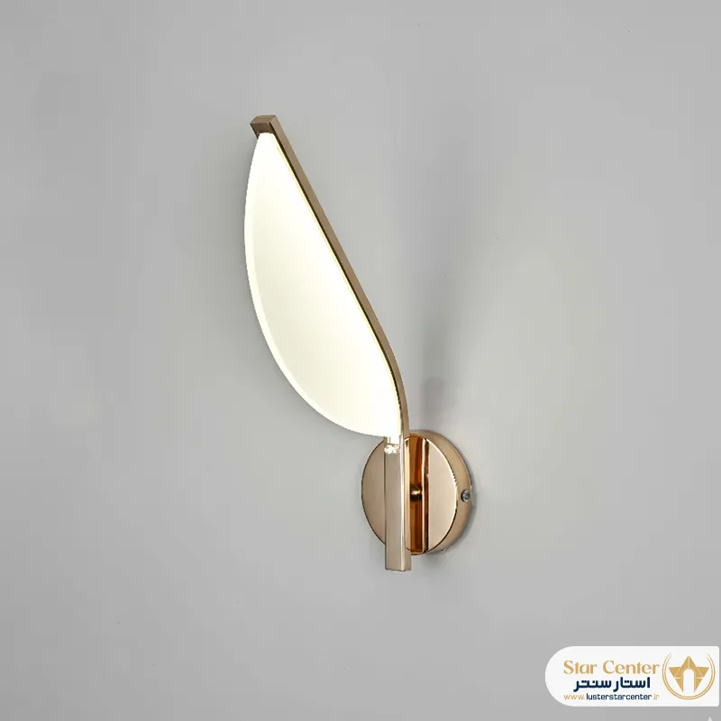 چراغ دیوارکوب مدرن الارا طلایی نصب شده روی دیوار تیره